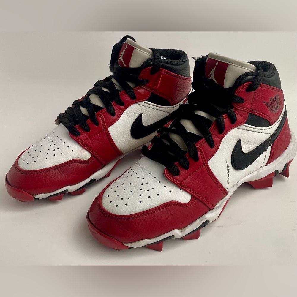 Nike Air Jordan 1 “Chicago”Mid Youth Multi-Sport Clients